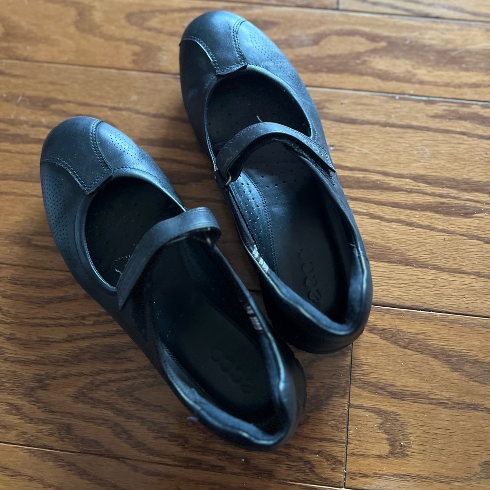 ECCO SIZE 10 Ladies Lots of good wear left in these comfortable leather shoes!